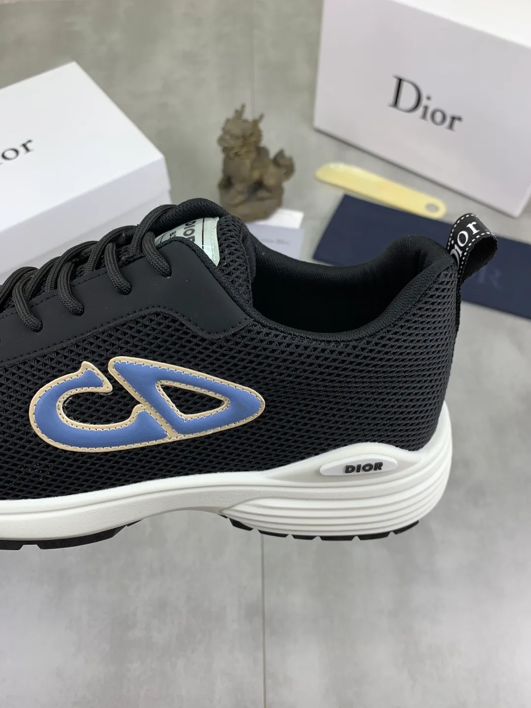 Men's Men's Shoes 💰P420 New Dior Chrono Fly Knit Shoes 2025 New B30 Series, in white and black fly knit series. Both sides are decorated with computer-printed CD logo, star patch on the tongue and Dior logo on the heel. Many details highlight the style. The interior is matched with the original color matching mesh, and the interior of the body is supported by low-temperature shaping sheets, and is filled with light feather cotton to keep the interior full and soft against the feet. The exclusive open-molded outsole adopts a one-piece molding process, so there is no need to worry about problems such as the opening and falling of sole decorative accessories. It is light and comfortable to wear, yet strong and wear-resistant. The two-color shoelaces are accessorized with exquisite metal five-pointed star pendants, creating a high-end, trendy and casual look at all times. Color: white black gray blue code number: 38-44